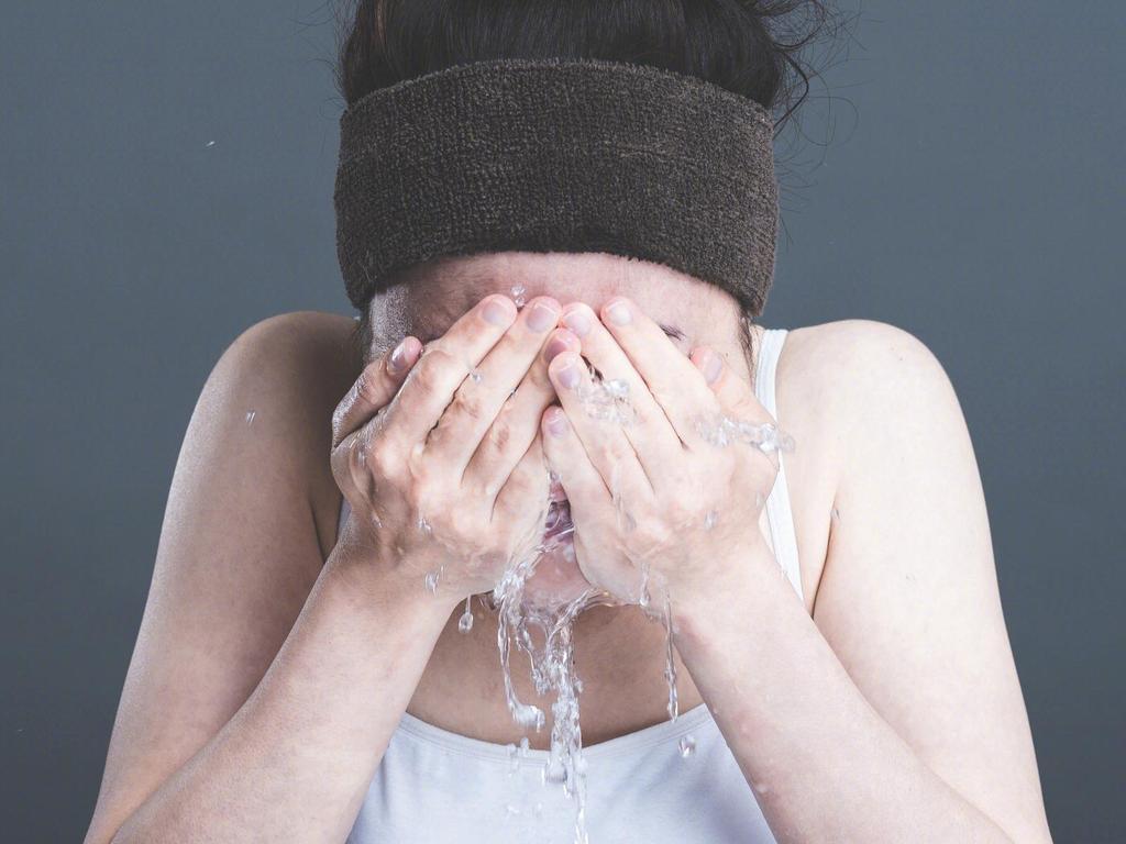 What are the treatment options for acne?